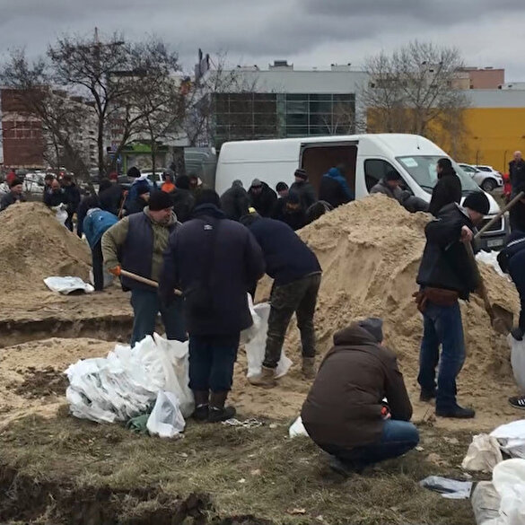 Ukrayna Zaporijya'de halk şehir savunmasına yardım ediyor