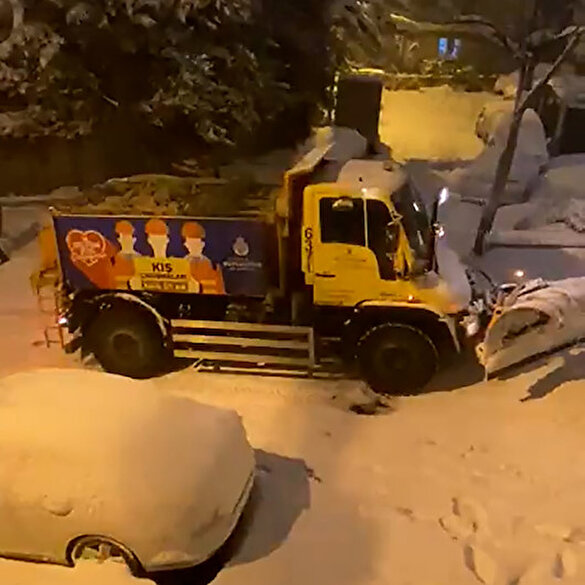 İstanbul'da kar küreme araçları yolda kaldı