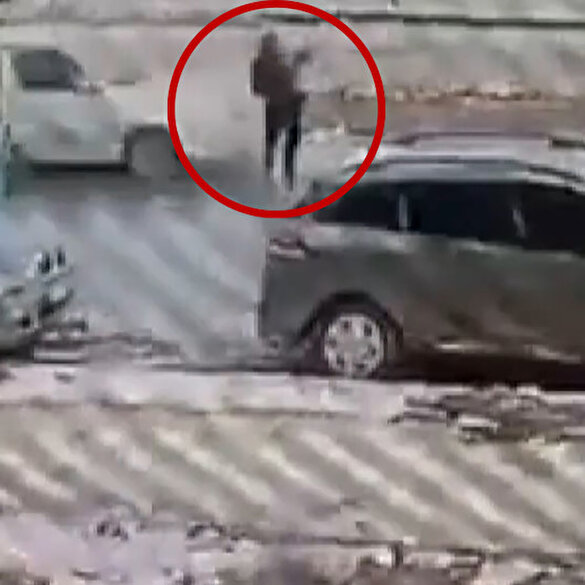 Sivas'ta sokak köpeğinden kaçan çocuğa otomobil çarptı