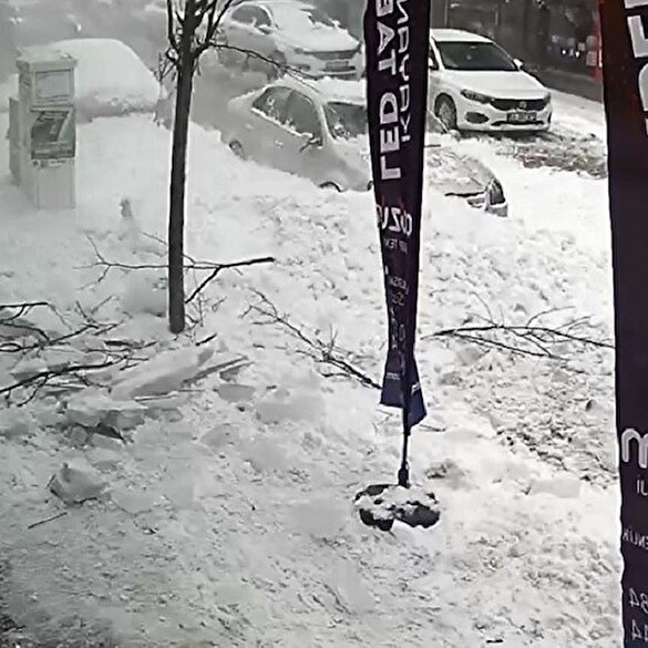 Erzurum'da çatıdan düşen kar otomobilleri hurdaya çevirdi