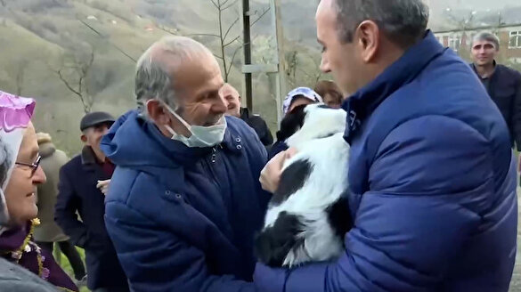Heyelanda hayvanlarını kaybeden gözü yaşlı ailenin yüzünü Vali Tuncay Sonel güldürdü