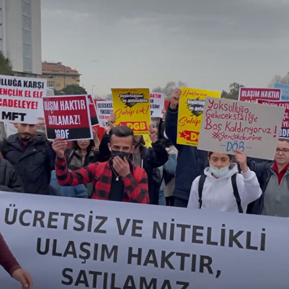 Üniversite öğrencileri İBB önünde 'ulaşım zammı'nı protesto etti