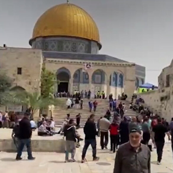 Filistinliler Ramazan ayının ilk cuma namazı için Mescid-i Aksa'da toplandı