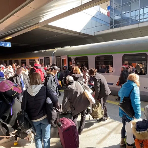 Ukraynalı siviller Polonya'ya göç etmeye devam ediyor
