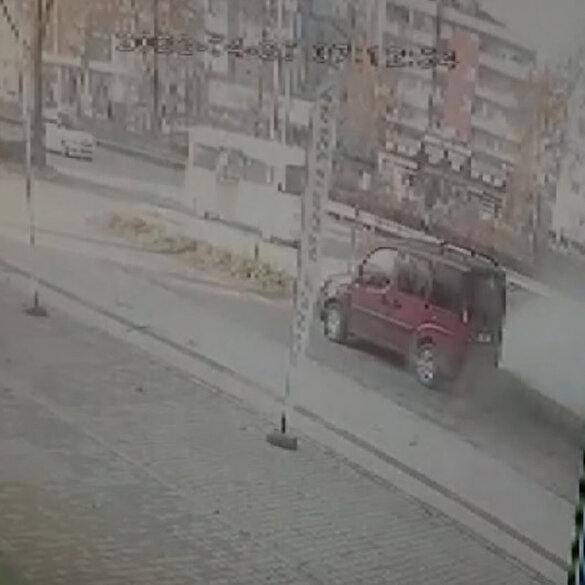 İnfaz koruma memurlarını taşıyan servisin patlama anı güvenlik kamerasına yansıdı