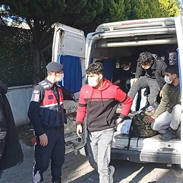 İzmir'de 52 kaçak göçmen ve 1 organizatör yakalandı