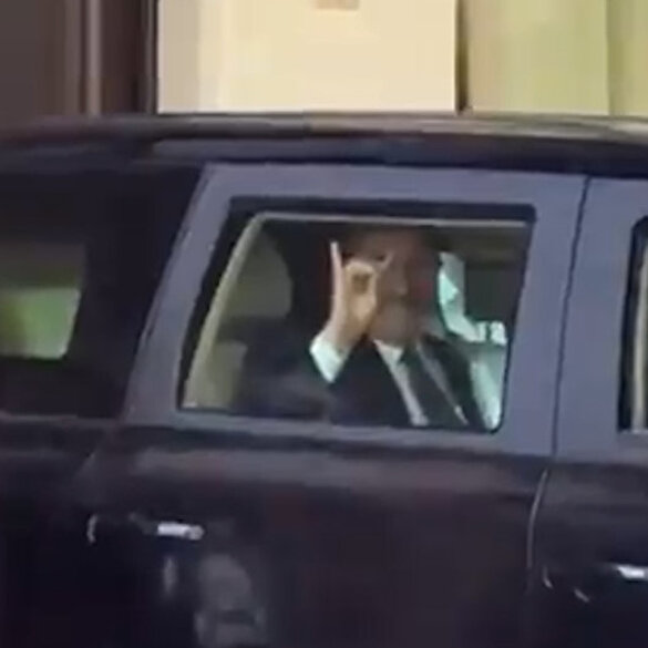 Bakan Çavuşoğlu Uruguay'da protestoculara 'bozkurt' işaretiyle tepki verdi
