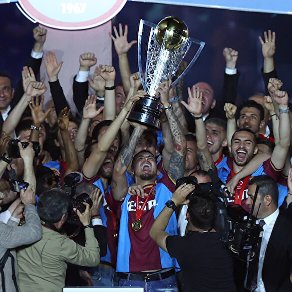 Trabzonspor şampiyonluk kupasını kaldırdı