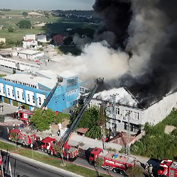 Arnavutköy'deki plastik fabrikasında yangın çıktı