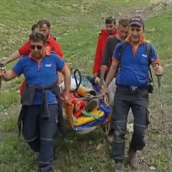 Hakkari'de dağda ayağı kırılan kadının imdadına AFAD ve UMKE ekipleri yetişti
