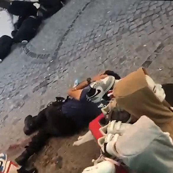 Beyazıt'ta husumetli iki grup arasında çatışma yaşandı: 1'i polis 8 kişi yaralandı