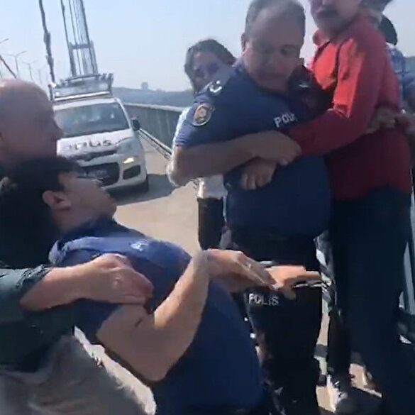 TİP vekilleri köprüye pankart asmak için polisin üzerine yürüdü