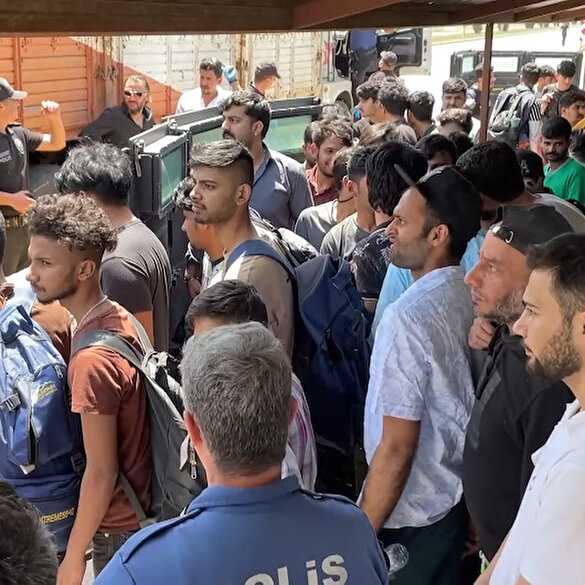 Kütahya'da kamyon kasasında 92 düzensiz göçmen yakalandı