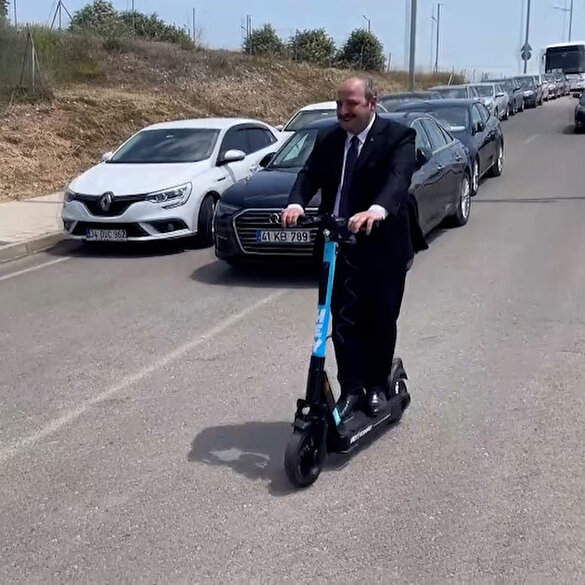 Sanayi ve Teknoloji Bakanı Mustafa Varank elektrikli scooter kullandı