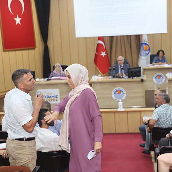 Mersin Akdeniz Belediyesi'nin HDP'li üyeleri İstiklal Marşı okumayınca olay çıktı