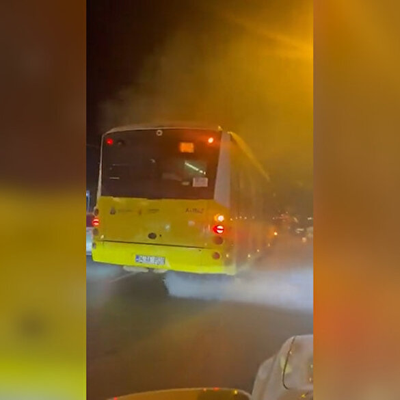Bakırköy'de dumanlar yükselen bir İETT otobüsü seferine o şekilde devam ediyor