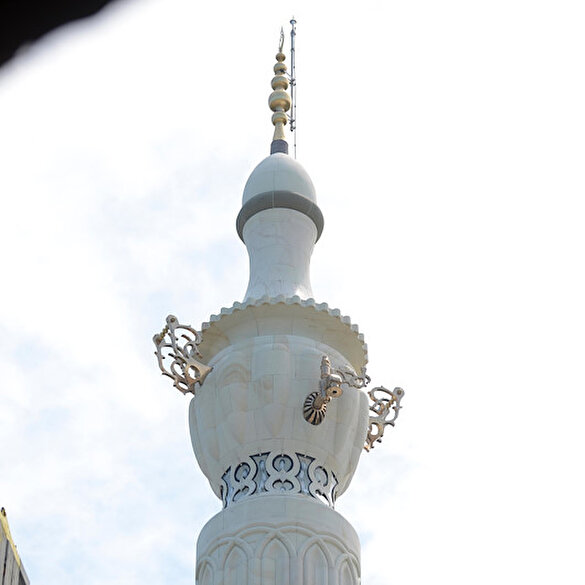 Semaver şeklinde minaresiyle Yeşil Cami görenleri şaşırtıyor