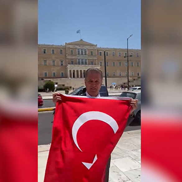 Mustafa Sarıgül Yunanistan Parlamentosu önünde Türk bayrağı açtı