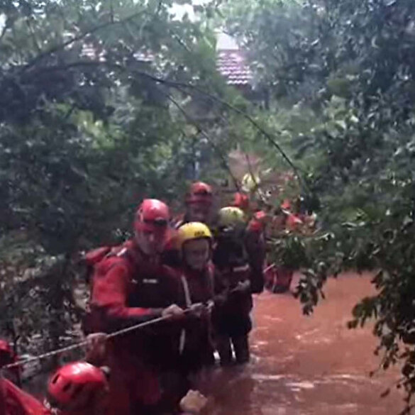 Bartın'da evlerini su basan aileler ipli düzenekle kurtarıldı