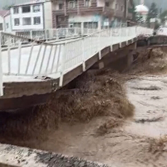 Kastamonu Şenpazar'da şiddetli yağış: Köprü yıkılmak üzere