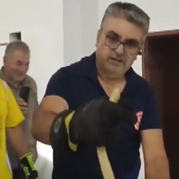 Sivas'ta itfaiyeciler araçlarına giren yılanı özel aparatla çıkardı