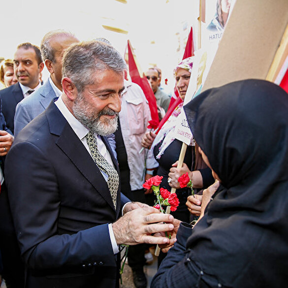Bakan Nebati'den evlat nöbetindeki ailelere ziyaret