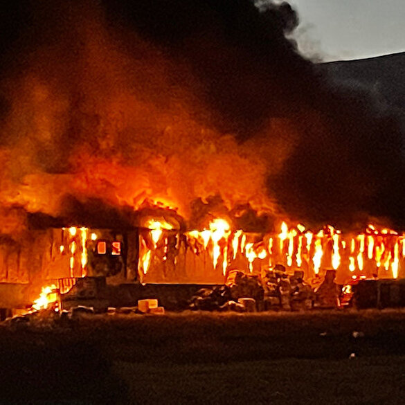 Kahramanmaraş'ta geri dönüşüm tesisi alevlere teslim oldu: İtfaiye ekipleri müdahale ediyor