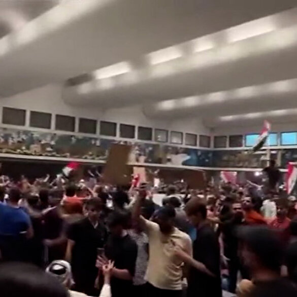 Irak'ta göstericiler parlamento binasını bastı