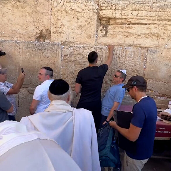 FETÖ'cü Enes Kanter ağlama duvarında Yahudilerle birlikte dua etti