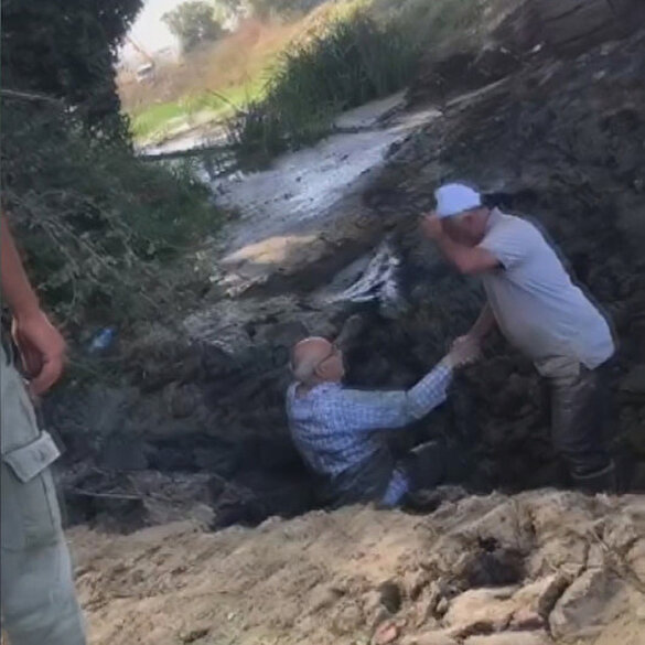 Arnavutköy'de eve kestirme yoldan gitmek isteyen adam bataklığa saplandı