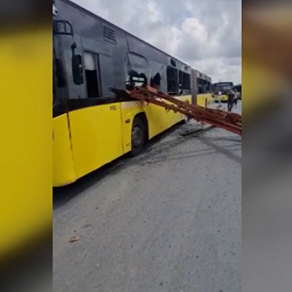 Arnavutköy'de TIR'dan sarkan demirler İETT otobüsüne saplandı