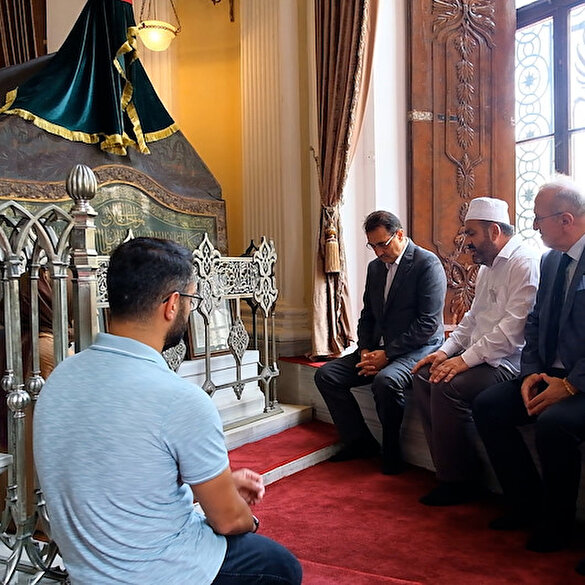 Bakan Dönmez'den 2. Abdülhamid Han türbesine anlamlı ziyaret