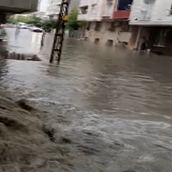 Esenyurt'ta sağanak yine cadde ve sokakları göle çevirdi