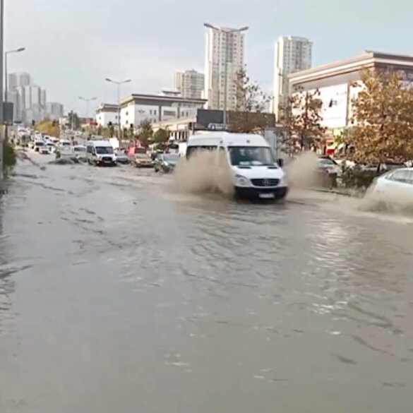 Başakşehir'de dolu yağışı sonrası yollar göle döndü