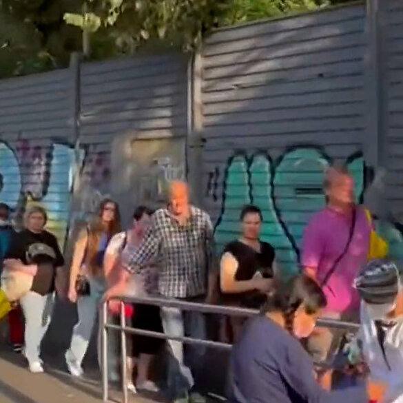 In Italia si è formata una fila di aiuti alimentari lunga un metro
