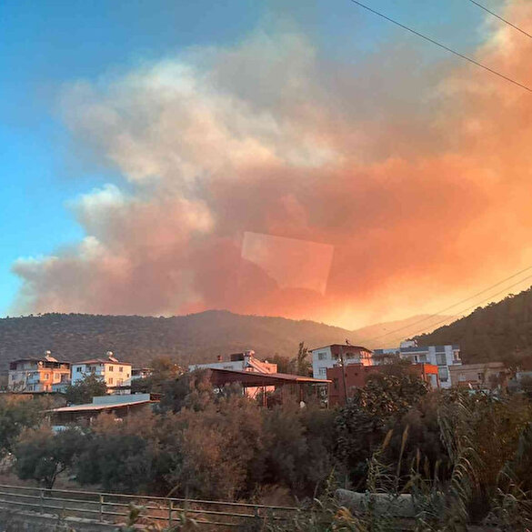 Mersin'de yangın: 30 ev tedbiren boşaltıldı