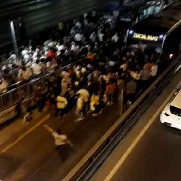 Saatlerce metrobüs yolunda kalan vatandaşlar “İmamoğlu istifa” sloganı attı