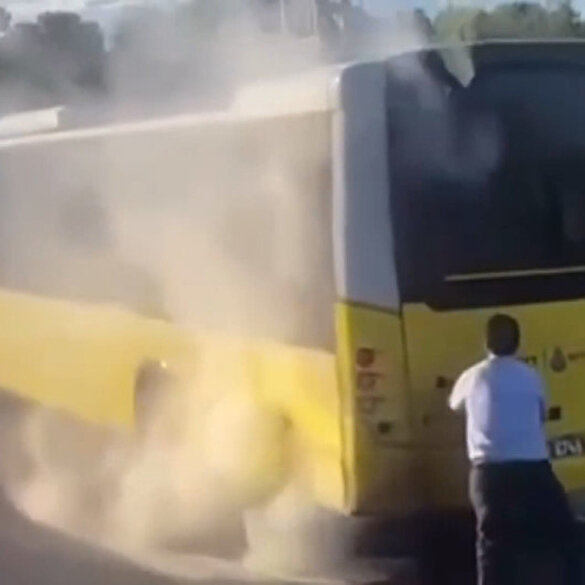 TEM otoyolunda İETT otobüsünün motorundan dumanlar yükseldi