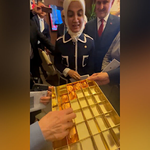 Cumhurbaşkanı Erdoğan kadın milletvekillerine tatlı ikram etti