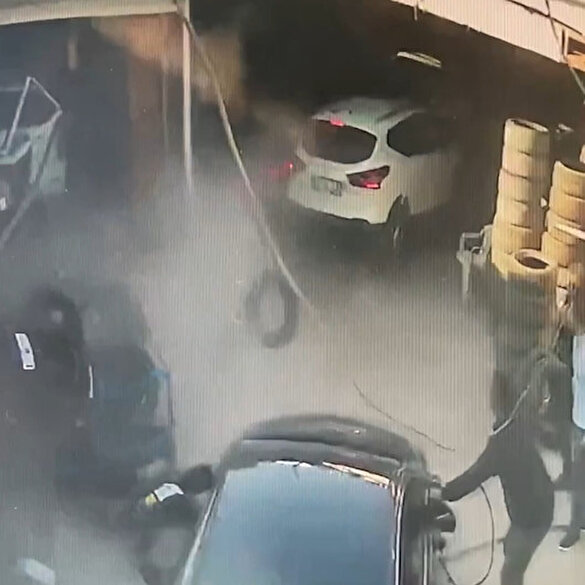 Eskişehir'de kontrolden çıkan araç lastikçi dükkanına girdi