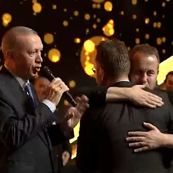 Ödül töreninde gülümseten anlar: ​Cumhurbaşkanı Erdoğan Ömür ve Yunus Emre Akkor kardeşleri barıştırdı