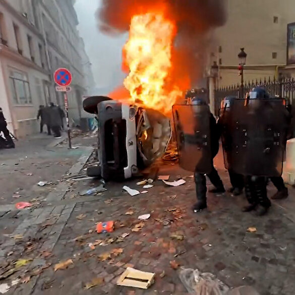 PKK yandaşları Paris sokaklarını yakıp yıkıyor: Araçları devirip ateşe verdiler