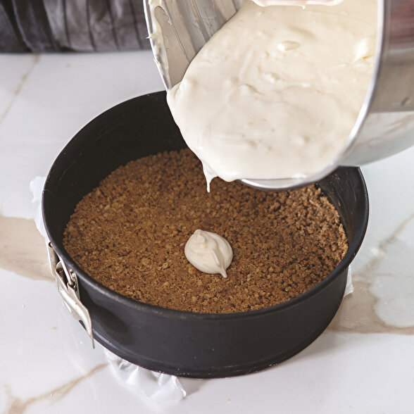 Temel Cheesecake ve Limon Sosu