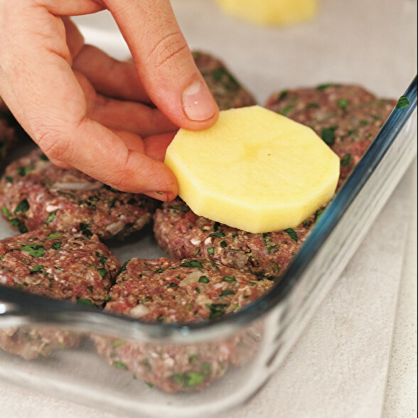 Fırında Köfteli Patates Yemeği