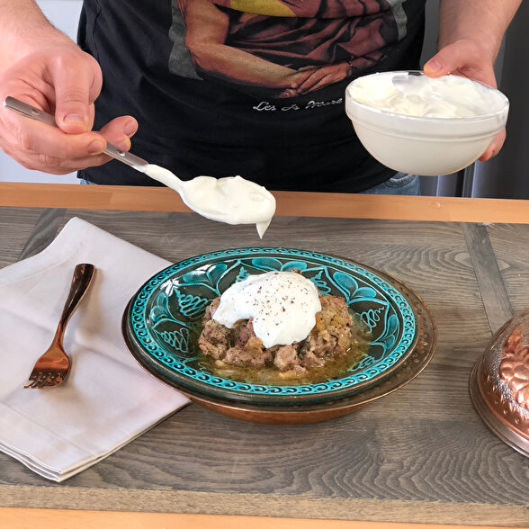 Yoğurtlu Tas Kebabı