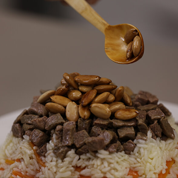 Bademli Havuçlu Etli Pilav