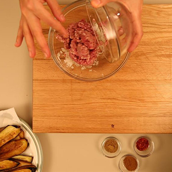 Domates Soslu Köfteli Patlıcan Sarma