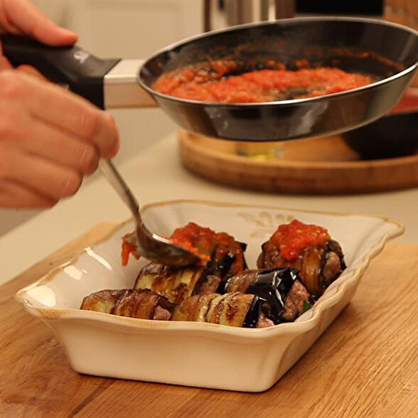 Domates Soslu Köfteli Patlıcan Sarma