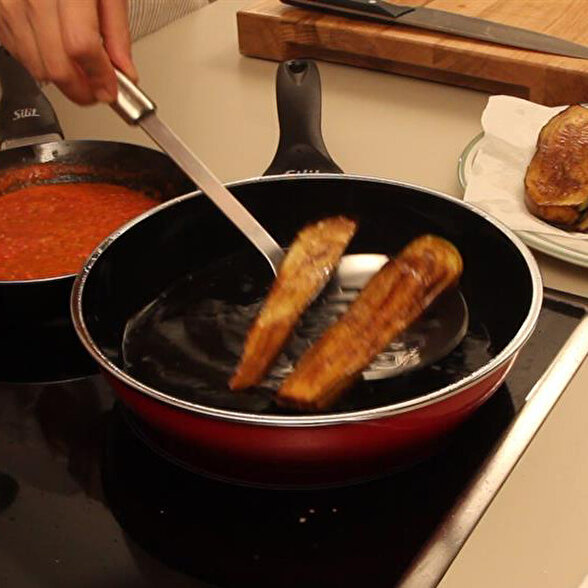 Domates Soslu Köfteli Patlıcan Sarma