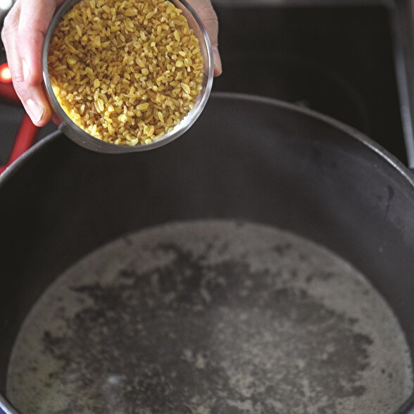 Tavuk Suyuna Mercimekli Bulgur Pilavı